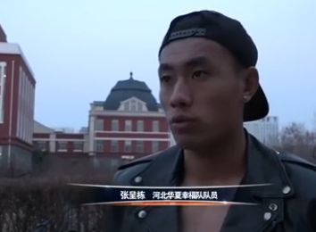 在这组封面大片中，F4重返幼儿园，时而温暖明亮，时而桀骜冷峻，时而稚气顽皮，时而文艺复古，首度展现演 王源登《时尚芭莎》闭年刊双封 助力芭莎公益慈善 2017-11-10 近日，王源登《时尚芭莎》十二月上单人双封正刊，棱角分明的五官尽显俊朗，并散发出逐渐成熟的魅力。