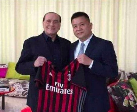 ” 金球男配杰瑞德出浴半裸示人 变健身达人秀肌肉 2014-01-15 近日，刚刚凭借《达拉斯买家俱乐部》获得最佳男配角的杰瑞德·莱托发布一组半裸居家健身照，莱托全裸从浴室出来拿毛巾捂住私处，长发还嘀挂着水滴，表情吐舌搞怪有趣。