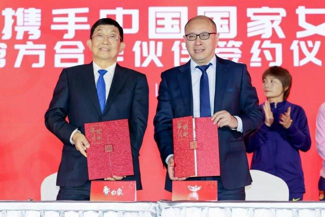 梅根·福克斯身穿黑色镂空上衣配短裙，虽然身材纤细，但却瘦中有肉，大方展示傲人身材。