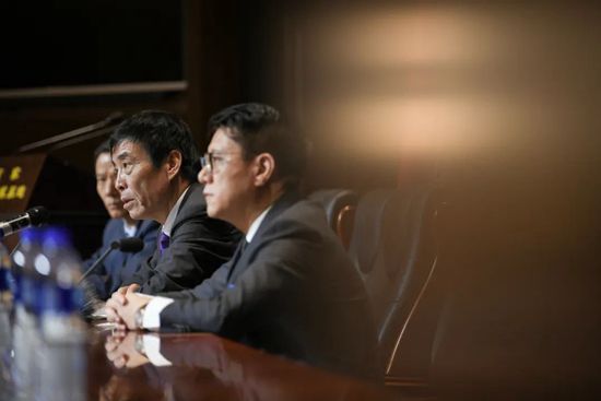 在表现臧姑娘第一次在市场上吆喝叫卖的时候，马丽的表情上眼部分含着温情的笑，下半部分却是哆嗦的、抽搐的，生动地展现出了人物在失控的状态下的焦灼。