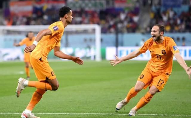 导演五百和两位主演集体现身红毯，以“迫不及待，指日可待，敬请期待”的接力发言为影片《拨云 肖央范丞丞《拨云见日》改名《扫黑·拨云见日》 2022-08-15 8月15日，扫黑除恶题材电影《拨云见日》宣布改名为《扫黑·拨云见日》。