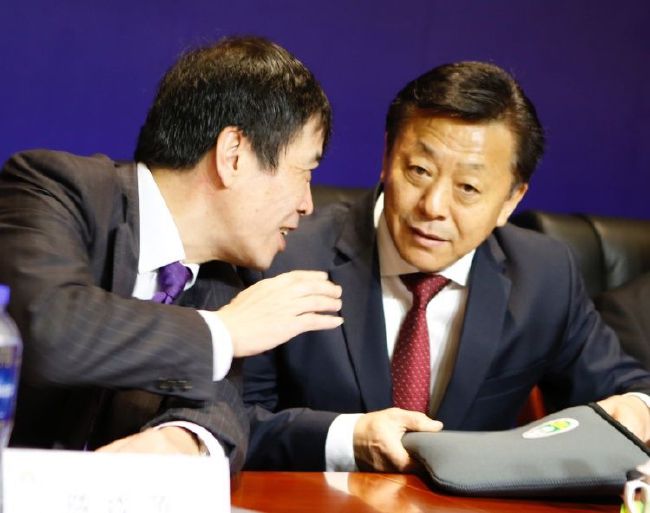派拉蒙随即发起敌意收购。