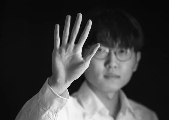 为此好多观众来信说，宋老师你哪不好，我是医生，对，他说我是中医，还给我寄信，写上中医的药方，补气血的。
