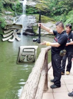 从帕丁森在片场的打扮来看，他此次在片中的造型非常简单，黑西装白衬衣，头发也比之前剪短了不少。