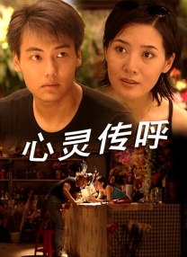 长满鬃毛的雄狮以正面造型亮相，占据海报的大面积位置，在雄狮身前未成年的小狮子则以懵懂的眼神打量世界。