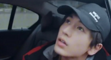 来自一只可爱“鸭”的注视 暗中观察的易烊千玺 2018-03-22 易烊千玺更新视频一则，鸭子嘴暗中观察。