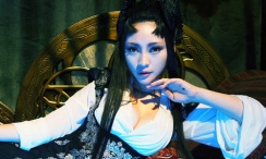 盘扣，一个中国传统服装中用于固定衣襟并兼具装饰功能的纽扣，正以一种势不可挡的姿态，锁住了全球时尚设计师的目光。