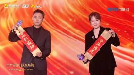 “卷福”与女星共进午餐 纸巾遮面防偷拍变耍宝 2014-05-07 当地时间5月6日，纽约，本尼迪克特·康伯巴奇被拍到与《五十度灰》女主角达科塔·约翰逊共进午餐。
